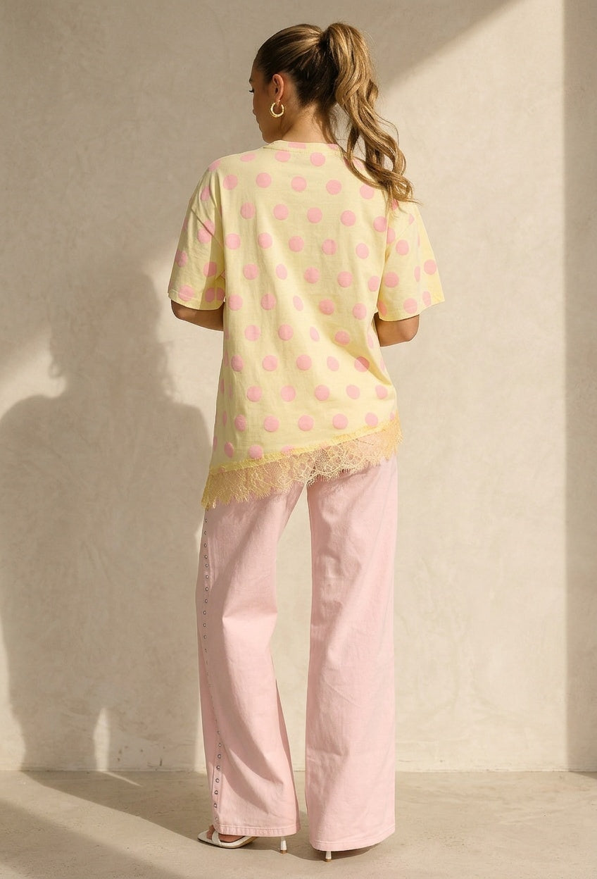 Lichtgeel T-Shirt met Roze Stippen en Kant
