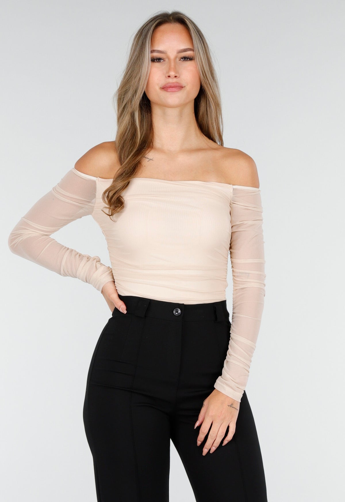 Beige Mesh Off Shoulder Top met Stretch en Lange Mouwen
