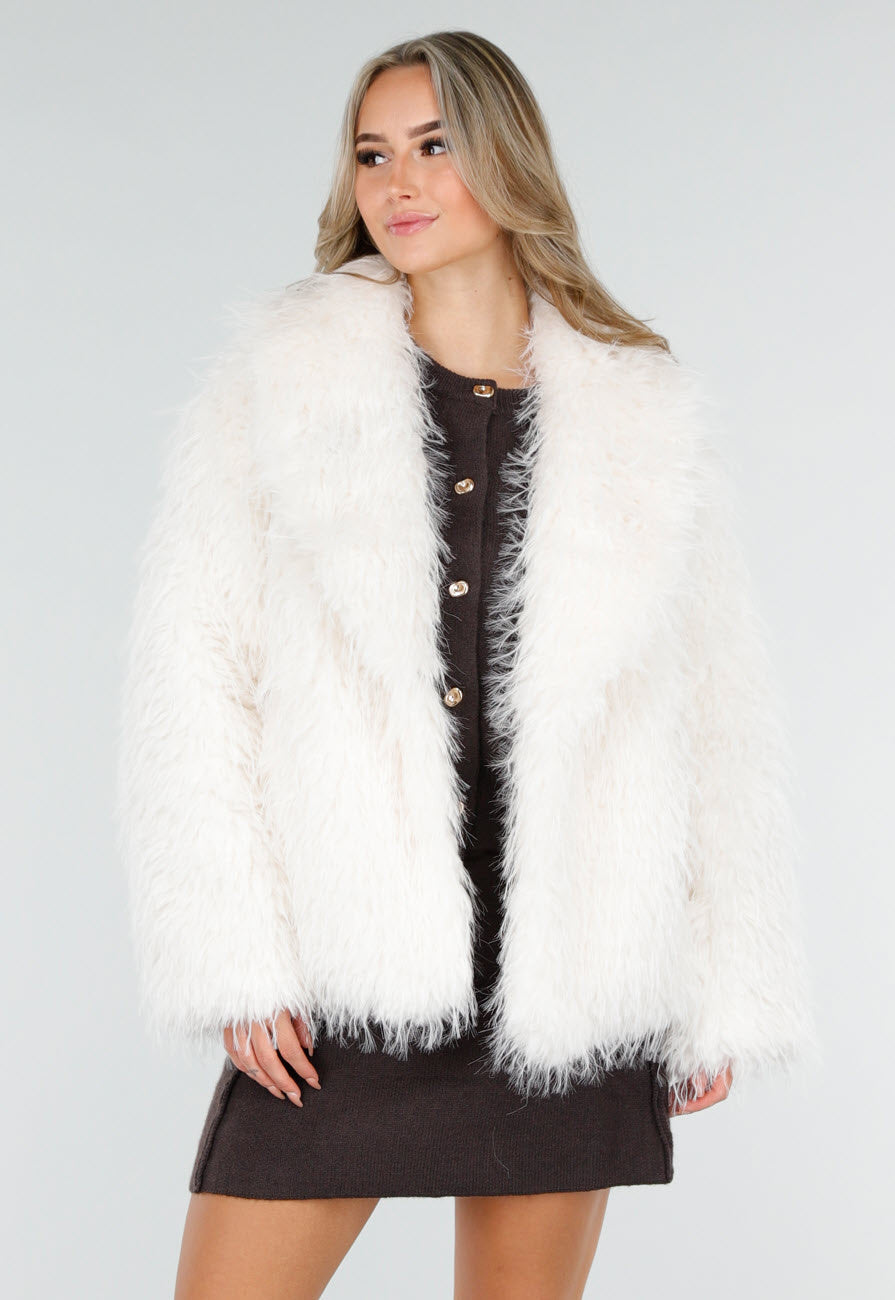 Witte Fluffy Jas met Lange Mouwen en Brede Kraag