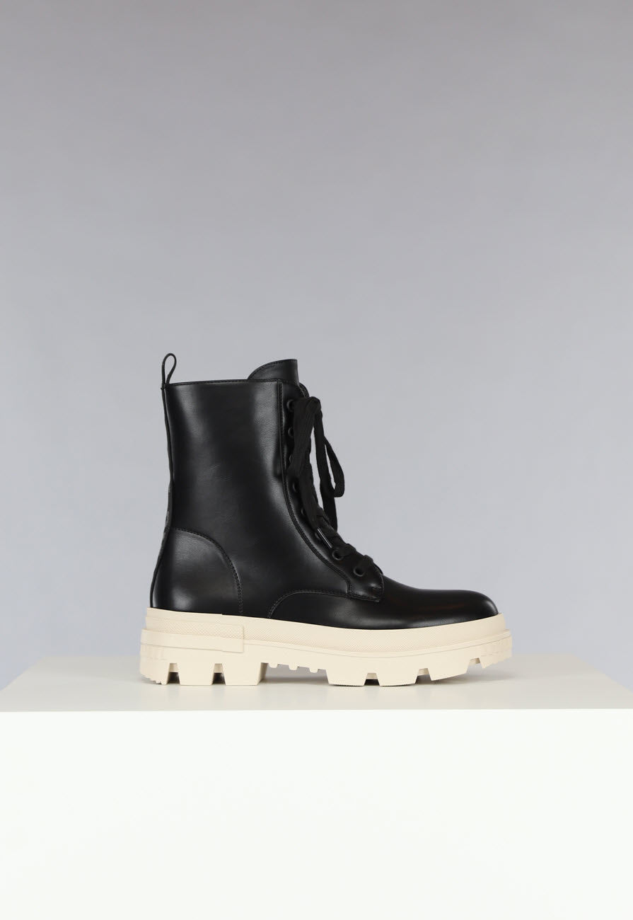 Zwarte Veterlaarsjes met Beige Zool