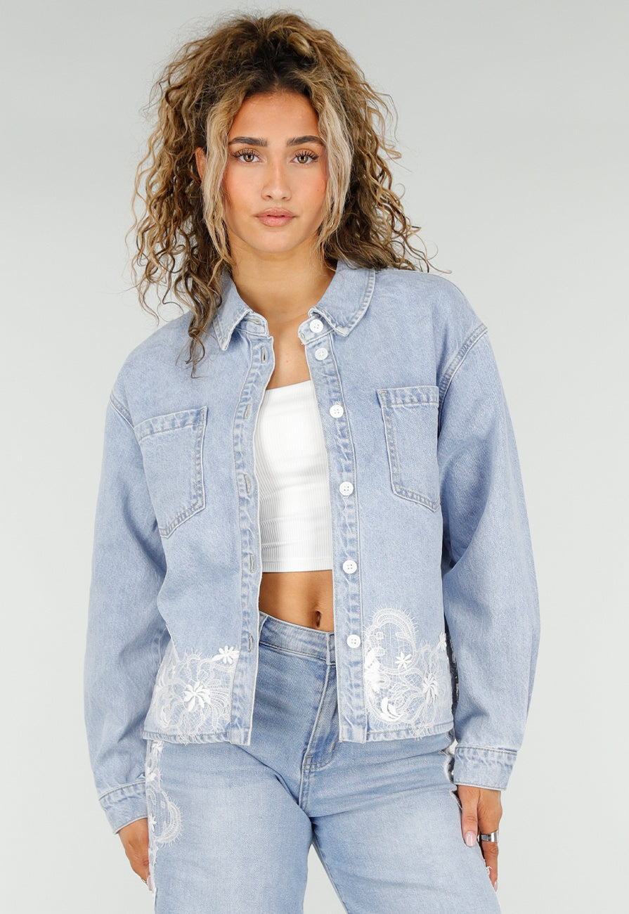 Lichtblauwe Denim Blouse met Kant en Knopen