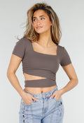Taupe Cropped Sport Top met Korte Mouwen en Wrap Detail