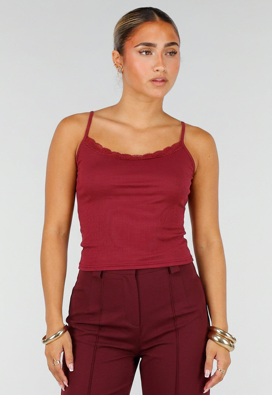 NEW260826 Bordeauxrode Rib Top met Spaghettibandjes en Kanten Halslijn