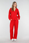Rode Plissé Two Piece Set met Losvallende Blouse en Rechte Broek