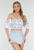 Witte Crop Top met Bloemetjesprint en Gesmockte Stretchstof en Ruffle Mouwen