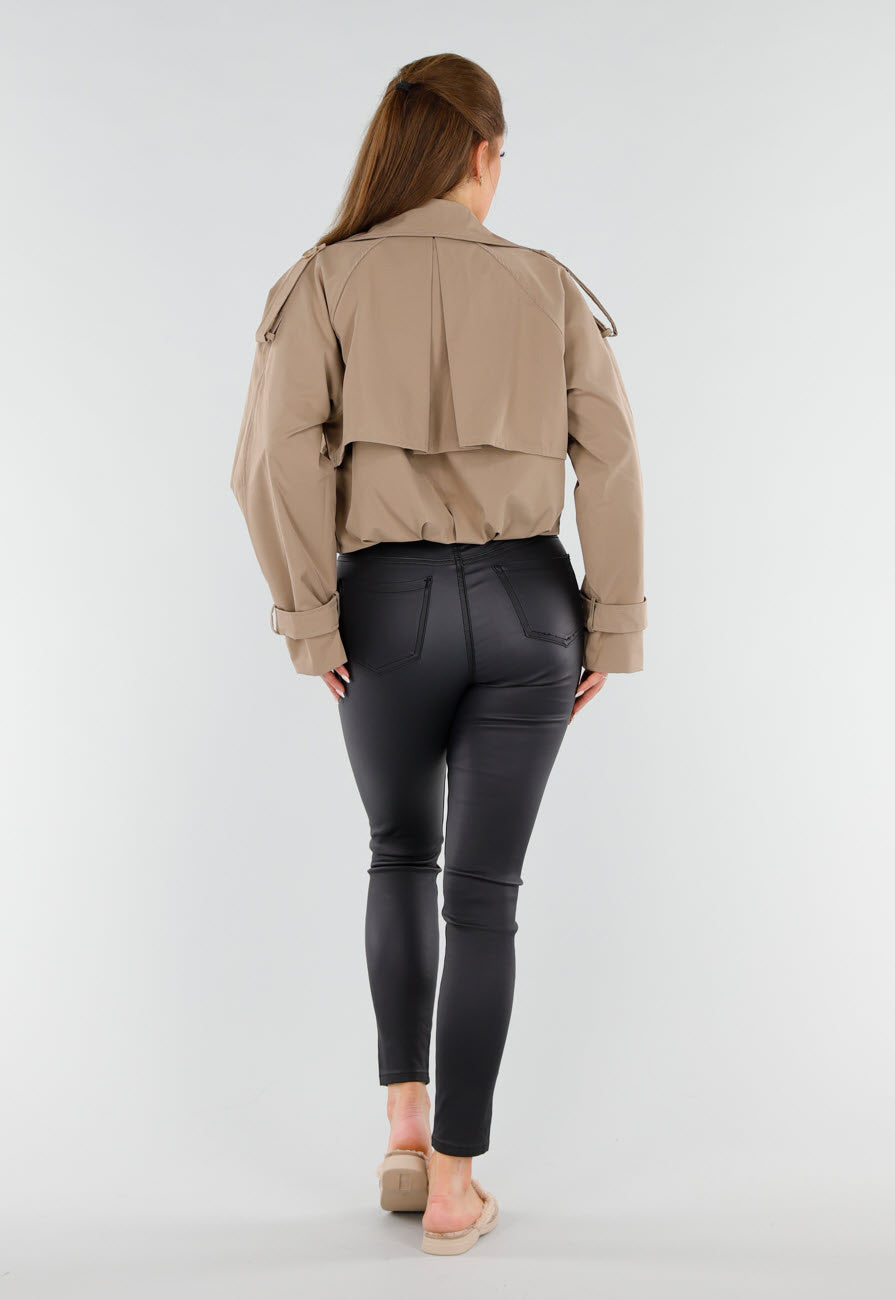 Beige Korte Trenchcoat met Schouderdetails en Knoopsluiting
