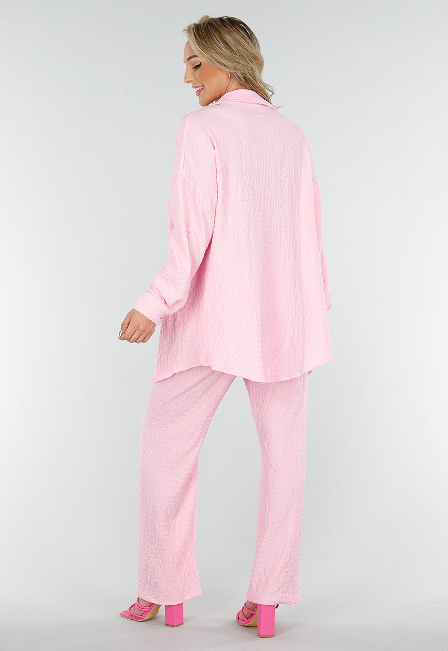 Lichtroze Crinkle Stretch Set met Rechte Broek en Doorknoop Blouse van Luchtige Stof