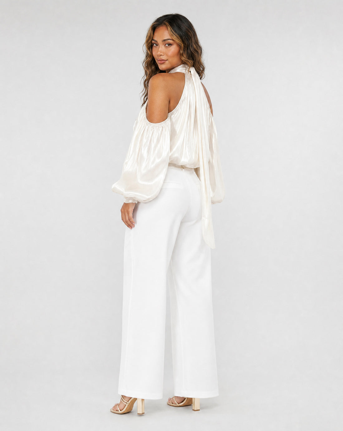 Gebroken Witte Satijnen Cold Shoulder Top met Sjaalkraag