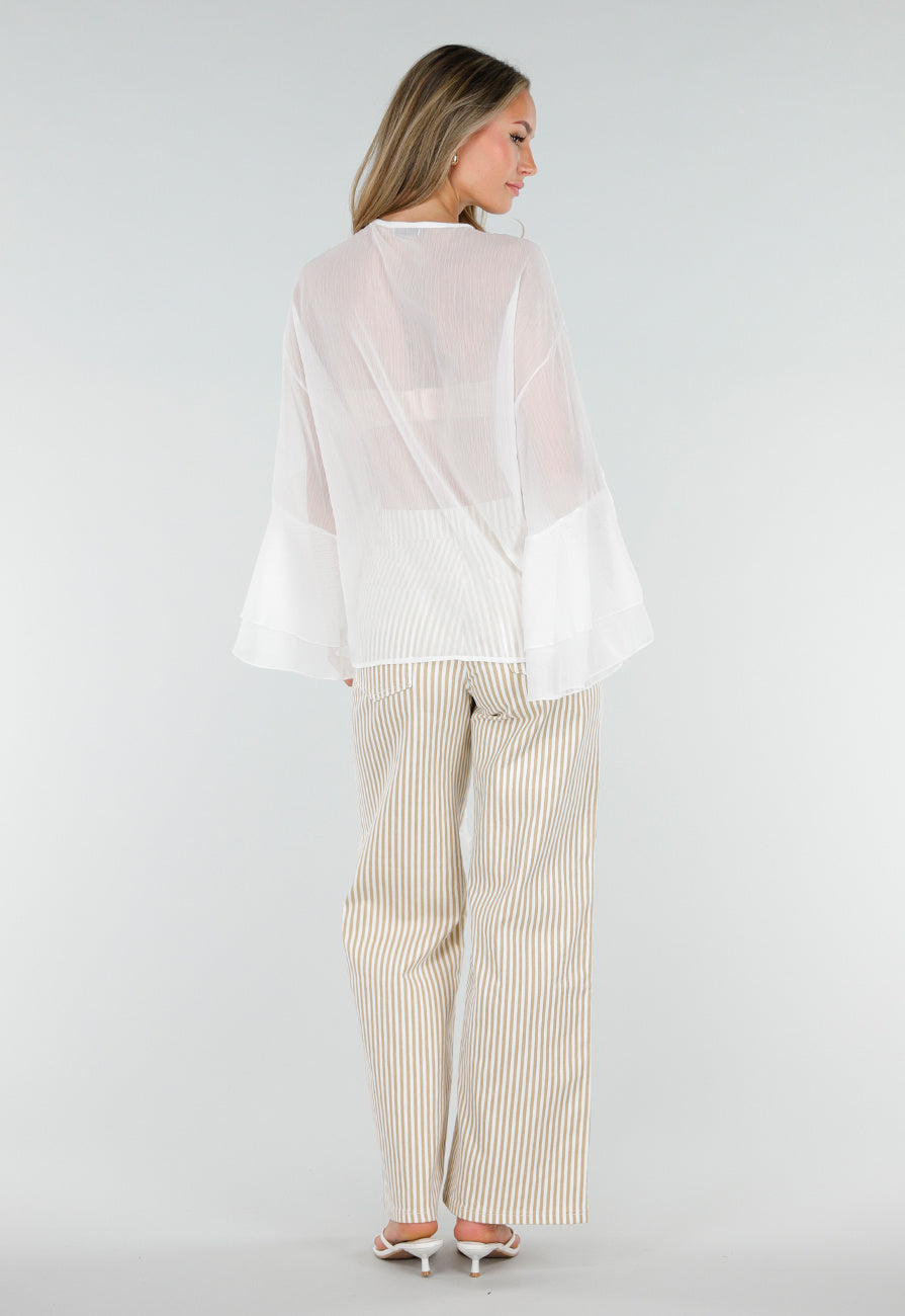 NEW010726 Witte Chiffon Blouse met Ruches en Knoopsluiting
