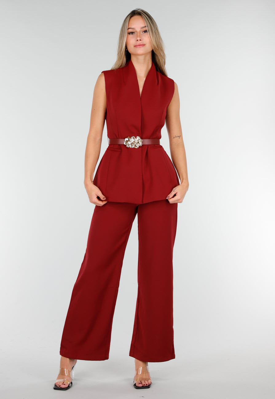 Bordeaux Matchende Set met Mouwloze Top, Statement Riem en Wide Leg Broek