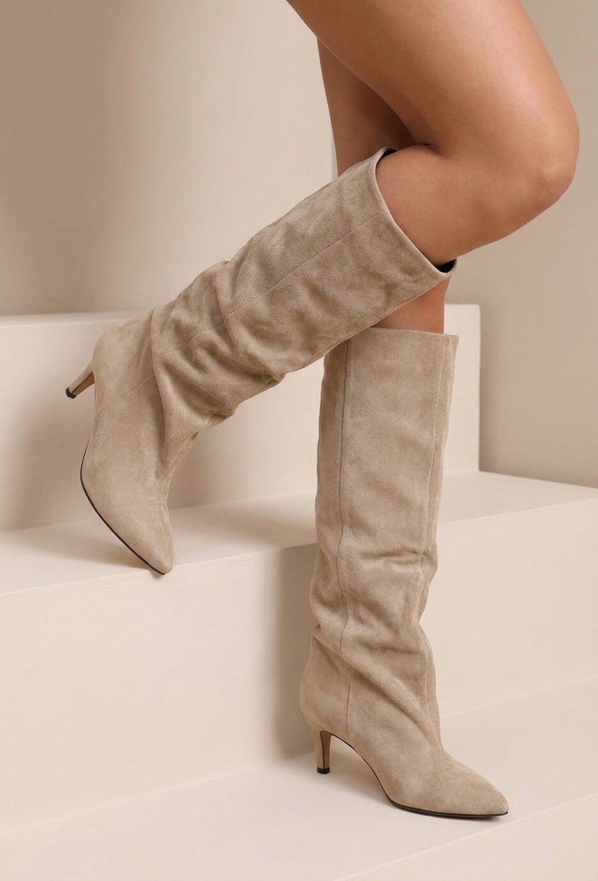 NEW190826 Beige Suèdelook Hoge Laarzen met Puntneus en Kitten Heel