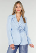 Lichtblauwe Blazer met Tailleceintuur en Stoffen Bloemdetail