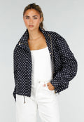 NEW220726 Zwarte Polkadot Jas met Hoge Kraag, Ritssluiting en Trekkoord